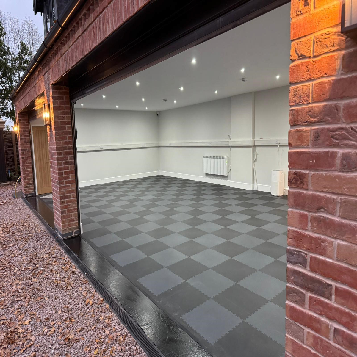 Interlocking Floor Tiles & Ramps Single Garage Pack (27m2 + 9 ramps) Graphite & Black X500/7